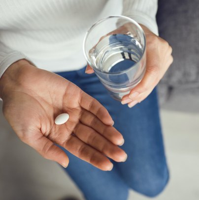 Hand holding an antibiotic therapy pill